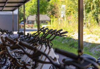 Riga di biciclette parcheggiate sotto una tettoia al parco vacanze Lauwersmeer a Groningen, Paesi Bassi.