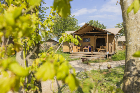Tenda Safari 4 presso Lauwersmeer, Paesi Bassi: tenda glamping accogliente immersa nella natura verde.