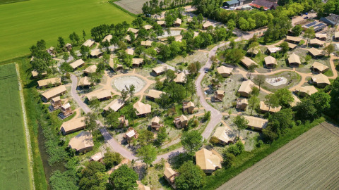 Vista aerea del parco vacanze Lauwersmeer a Groningen, Paesi Bassi, con bungalow immersi nel verde.