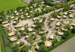 Vista aerea del parco vacanze Lauwersmeer a Groningen, Paesi Bassi, con bungalow immersi nel verde.