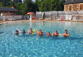 Familles et amis profitent d'une journée ensoleillée dans la piscine du Seasonova Camping Les Rives d'Olt et Aubrac en Occitanie.