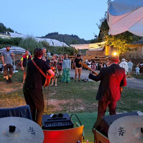 Concerto dal vivo al tramonto a Seasonova Camping Les Rives d'Olt et Aubrac, Occitanie, Francia