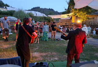 Concerto dal vivo al tramonto a Seasonova Camping Les Rives d'Olt et Aubrac, Occitanie, Francia