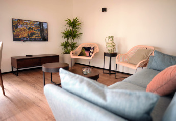 Heldere, gezellige zithoek in Timber Lodge 4 te Gulpen, Nederland, met moderne meubels en decoratie.