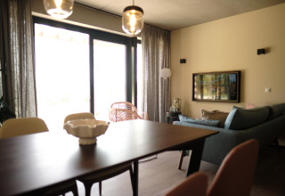 Stilfuldt interiør af en lodge ved Hillside Comfort 4, Gulpen, Holland med moderne møbler.
