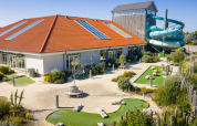 Campo de minigolf al aire libre y tobogán en el parque vacacional Nieuwvliet-Bad, Zeeland, Países Bajos.