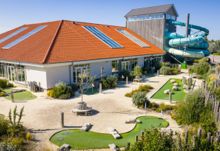 Udendørs minigolfbane og rutsjebane ved feriepark i Nieuwvliet-Bad, Zeeland, Holland, på en solrig dag.