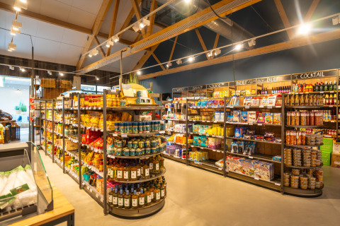 Lyst supermarked i Nieuwvliet-Bad feriepark, Zeeland, Nederlande, med velassorterede hylder.