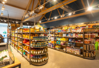 Lyst supermarked i Nieuwvliet-Bad feriepark, Zeeland, Nederlande, med velassorterede hylder.