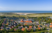 Vista aérea del parque vacacional Nieuwvliet-Bad en Zelanda, Países Bajos, con la playa y el mar.