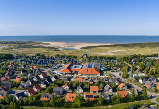Vue aérienne du parc de vacances Nieuwvliet-Bad en Zélande, Pays-Bas, avec la mer et la côte en fond.