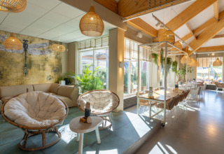 Salon et salle à manger modernes et lumineux dans un parc de vacances à Nieuwvliet-Bad, Zélande, Pays-Bas.