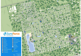 Plattegrond van EuroParcs De Achterhoek met lodges, faciliteiten, zwemplas, parkeren en voorzieningen.