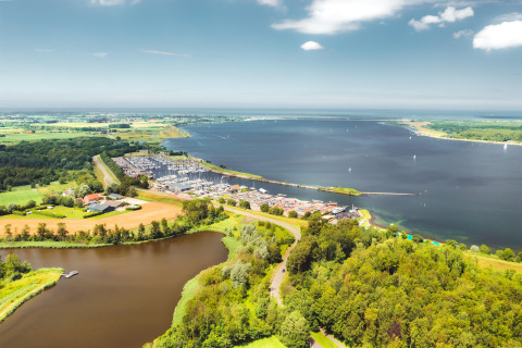 Luftaufnahme des Water Village Ferienparks in Zeeland, Niederlande, mit Wasser, Booten und Landschaft.