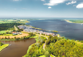 Luftaufnahme des Water Village Ferienparks in Zeeland, Niederlande, mit Wasser, Booten und Landschaft.