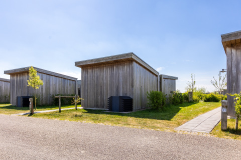 Cabañas modernas de madera con techos planos en Water Village, Países Bajos, en un día soleado y despejado.