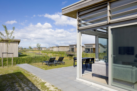 Lodge 4 im Water Village in den Niederlanden mit Sonnenterrasse, Panoramafenstern und modernen Hütten.