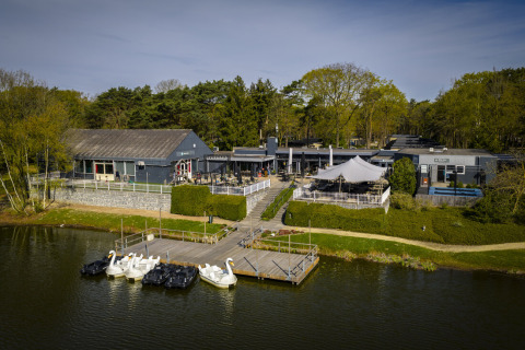 Luchtfoto van vakantiepark 'Bospark' 't Wolfsven met steiger en waterfietsen in Noord-Brabant, Nederland.