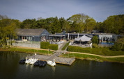 Vue aérienne du parc de vacances 'Bospark' 't Wolfsven avec ponton et pédalos en Brabant-Septentrional, Pays-Bas.