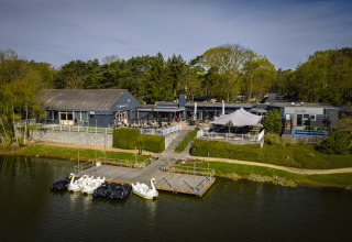 Luchtfoto van vakantiepark 'Bospark' 't Wolfsven met steiger en waterfietsen in Noord-Brabant, Nederland.