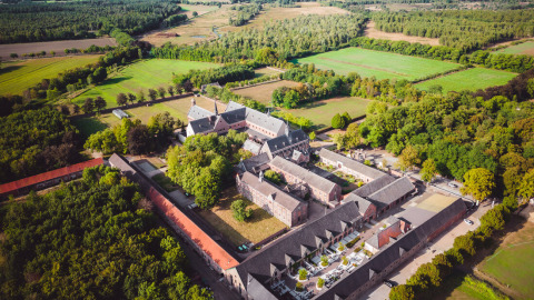 Luchtfoto van een historisch landgoed omringd door groene velden bij Mierlo, Noord-Brabant, Nederland.