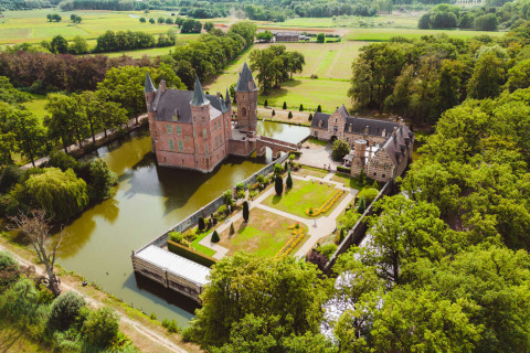 Luchtfoto van een kasteel met slotgracht en tuinen nabij Mierlo, Noord-Brabant, Nederland.