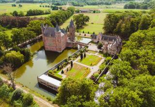 Vue aérienne d’un château entouré de douves et de jardins près de Mierlo, Brabant-Septentrional, Pays-Bas.