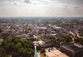 Luchtfoto van Mierlo en omgeving in Noord-Brabant, Nederland, met stadselementen en groene zones zichtbaar.