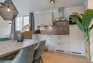 Modernes kleines Küchen- und Essbereich im Timber Cottage 6, Bospark 't Wolfsven, Niederlande.