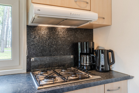Moderne køkkenhjørne i chalet WVR6, Bospark 't Wolfsven, med gaskogeplade, kaffemaskine og elkedel.