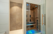 Moderne sauna og brusekabine i Lodge Wellness 4, et tiny house ved Bospark 't Wolfsven i Nederlandene.