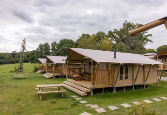 Safaritenten bij Comet 27 Lodges in Arden Parks - Signy l'Abbaye, Frankrijk, midden in het groen.