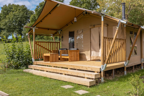 Tienda safari Comet 27 Lodges con terraza de madera en Arden Parks, Signy l'Abbaye, Francia.
