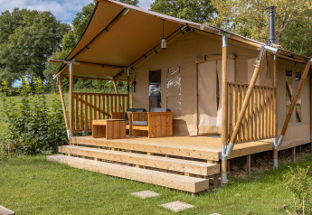 Safari-tent Comet 27 Lodges met houten veranda bij Arden Parks, Signy l'Abbaye, Frankrijk.