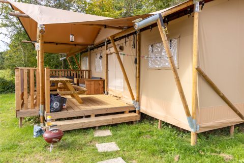 Tente safari avec terrasse en bois et table de pique-nique à Dreamer 49, Arden Parks, Signy l'Abbaye, France.