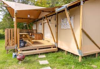 Tente safari avec terrasse en bois et table de pique-nique à Dreamer 49, Arden Parks, Signy l'Abbaye, France.