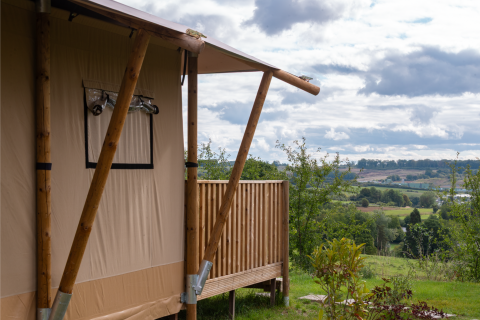 Tienda safari Dreamer 49 en Arden Parks - Signy l'Abbaye, Francia, con vistas a paisajes naturales verdes.