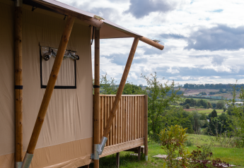 Tienda safari Dreamer 49 en Arden Parks - Signy l'Abbaye, Francia, con vistas a paisajes naturales verdes.