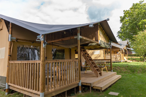 Das Safari-Zelt Ranger Lodge im Arden Parks, Signy l'Abbaye, Frankreich, mit Veranda und Balkon.