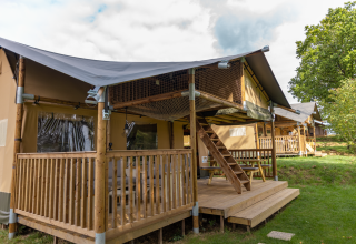 Das Safari-Zelt Ranger Lodge im Arden Parks, Signy l'Abbaye, Frankreich, mit Veranda und Balkon.
