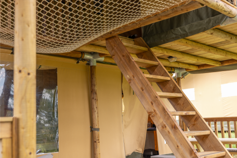 Holzleiter und Netz im Obergeschoss eines luxuriösen Safarizeltes der Ranger Lodge in Arden Parks.