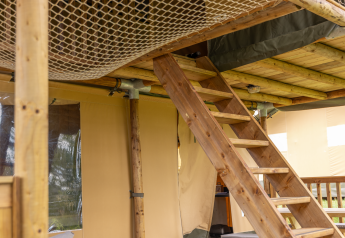 Scala in legno e soppalco con rete in una tenda safari di lusso presso Ranger Lodge, Arden Parks, Signy l'Abbaye.