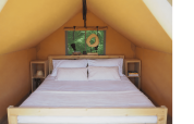 Innenansicht eines Safarizeltes mit Doppelbett im Arden Parks - Signy l'Abbaye, Frankreich.