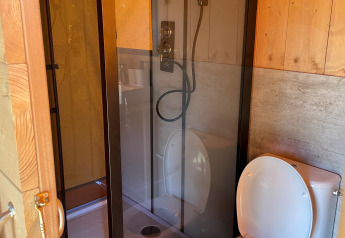 Bagno in una tenda safari ad Arden Parks, Signy l'Abbaye, Francia, con doccia e WC vicini.