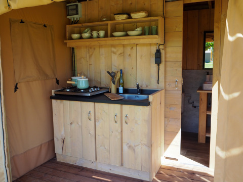 Petite cuisine sous tente safari à Arden Parks - Signy l'Abbaye, France, avec placards et évier en bois.