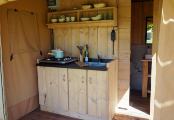 Piccola cucina in tenda safari ad Arden Parks - Signy l'Abbaye in Francia, con armadietti in legno.