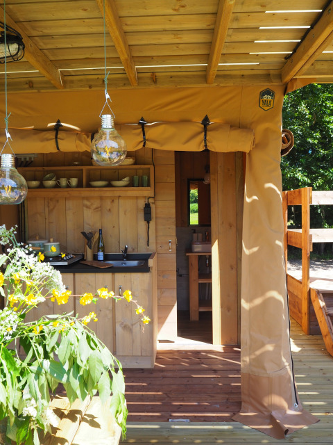 Tente safari « Shimmer » à Arden Parks, Signy l'Abbaye, France avec cuisine extérieure en bois accueillante.