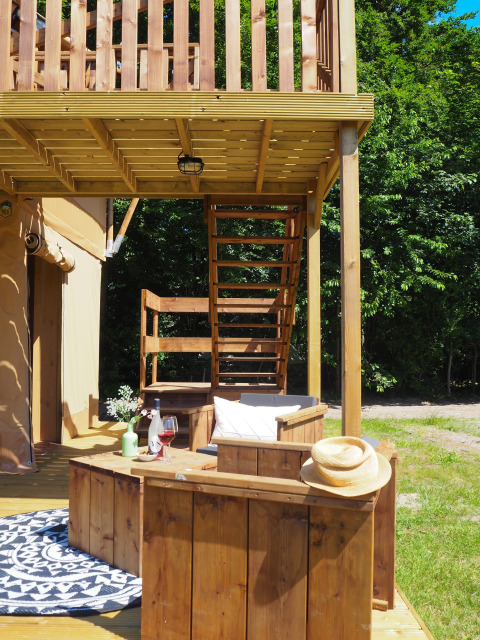 Terrasse en bois et coin salon devant la tente safari «Shimmer» aux Arden Parks, Signy l'Abbaye, France.