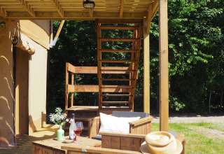 Terrasse en bois et coin salon devant la tente safari «Shimmer» aux Arden Parks, Signy l'Abbaye, France.