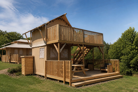 Tente safari « Shimmer » avec grande terrasse et balcon en bois à Arden Parks - Signy l'Abbaye, France.